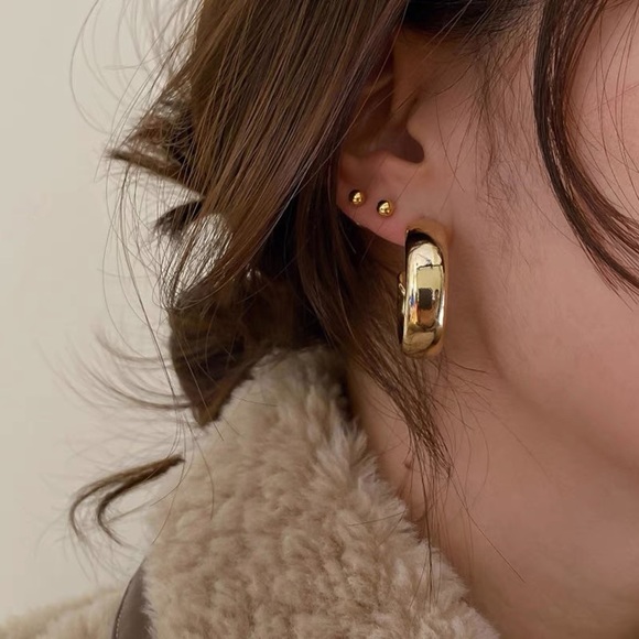 Circular Gold Hoop Earrings - Picture 6 of 8